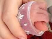 Angélica mostra a mãozinha da filha no Facebook: 'Minha amiga, meu amor'
