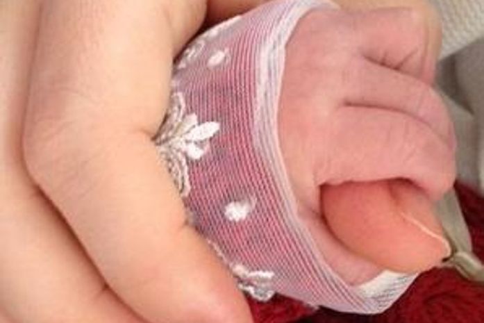 Angélica mostra a mãozinha da filha no Facebook: 'Minha amiga, meu amor'