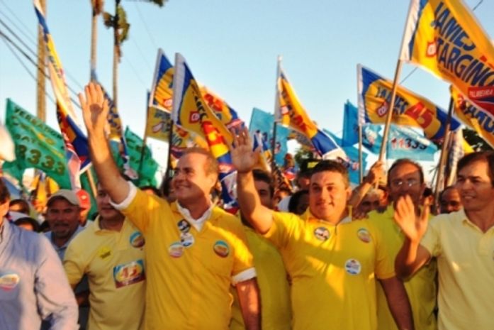 Com o prefeito James Ribeiro, Renan faz caminhada pelas ruas de Palmeira