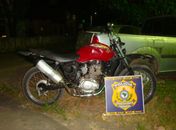 Fiscalização da PRF apreende arma e veículo com motor roubado