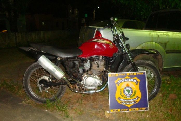 Fiscalização da PRF apreende arma e veículo com motor roubado
