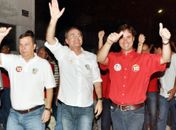 Renan, Adelminho e Sérgio Toledo acenam para os habitantes de Capela na caminhada pelas ruas da cidade