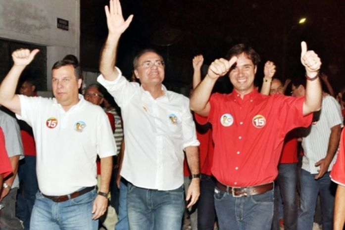 Renan, Adelminho e Sérgio Toledo acenam para os habitantes de Capela na caminhada pelas ruas da cidade