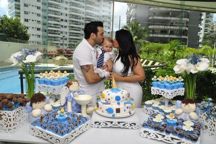 Ex-BBB Priscila batiza o filho na Igreja e se emociona: 'Muito gostoso'