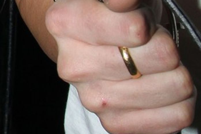 Em meio a boato de reconciliação, Kristen Stewart exibe aliança no dedo