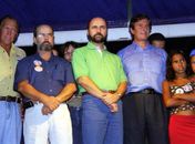 Collor ao lado de Antônio Farias (camisa azul, de óculos) e do deputado Augusto Farias (camisa verde), irmãos de PC, em comício de agosto das eleições de 2002