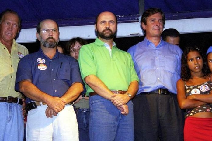 Collor ao lado de Antônio Farias (camisa azul, de óculos) e do deputado Augusto Farias (camisa verde), irmãos de PC, em comício de agosto das eleições de 2002