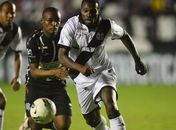 Vasco vira sobre Figueirense e permanece no G-4