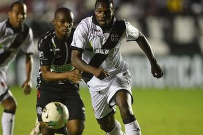 Vasco vira sobre Figueirense e permanece no G-4