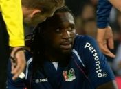 Jogador holandês sofre parada cardíaca, é atendido no gramado e sai andando de campo
