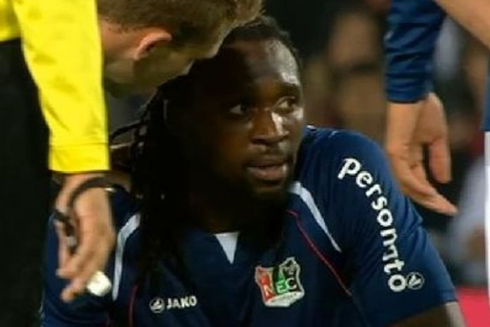 Jogador holandês sofre parada cardíaca, é atendido no gramado e sai andando de campo