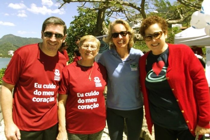 Depois de cirurgia no coração, Claudia Jimenez reaparece em evento