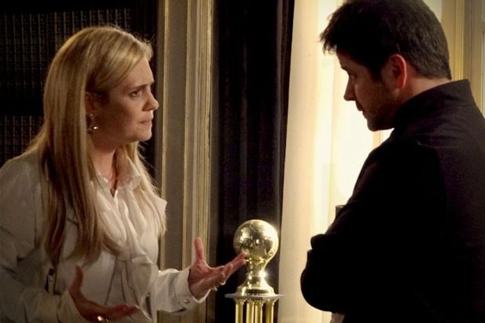 Tufão explode com Carminha e pede explicações sobre obra social