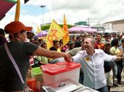 Na feira livre de Paulo Jacinto, Renan cumprimenta comerciantes