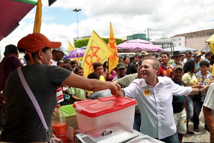 Na feira livre de Paulo Jacinto, Renan cumprimenta comerciantes