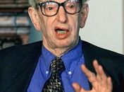 Eric Hobsbawm durante uma feira do livro em
Leipzig, em 1999 