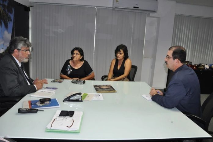 Reunião, Eduardo Tavares, Luiz Vasconcelos, a mãe de Bárbara, Valéria Leite e a avó, Maria Teresa.