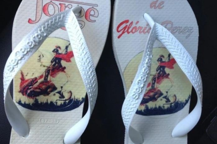 Glória Perez ganha sandália personalizada de 'Salve Jorge'