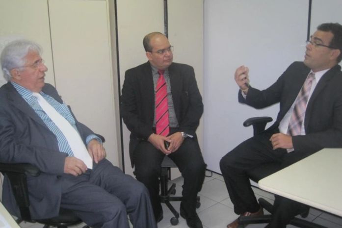 Presidente do TRE em reunião com juiz de Limoeiro