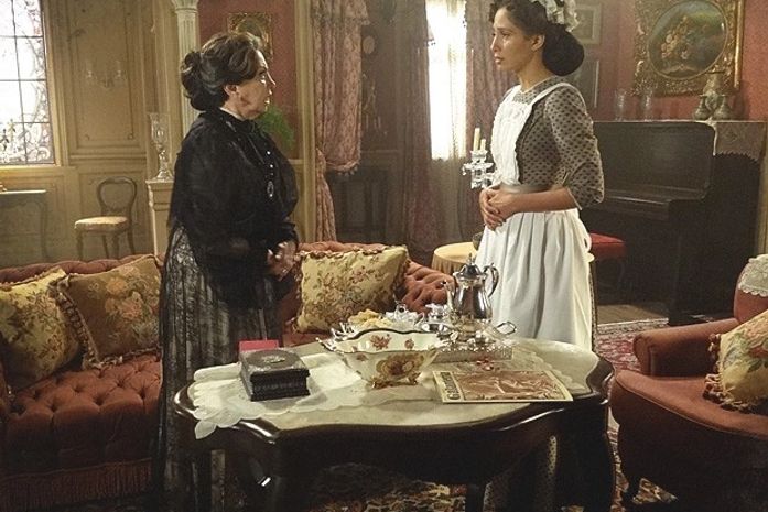 Isabel conta para a patroa que está grávida e é expulsa da casa dela