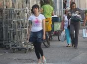 De chinelo e saia jeans, Letícia Persiles passeia na Zona Sul do Rio