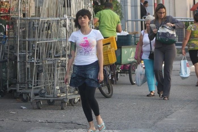 De chinelo e saia jeans, Letícia Persiles passeia na Zona Sul do Rio