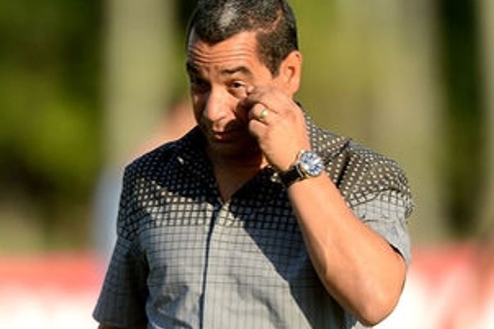 Zinho, sobre Adriano: 'Ele está confuso se quer continuar, mas ainda acredito'