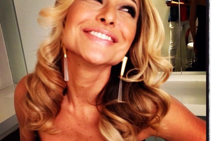 Sabrina Sato usa decotão para posar para revista sobre boa forma