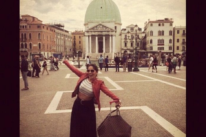 Ex-BBB Anamara desfila suas curvas bem brasileiras por Veneza