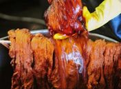 Empresa cria 'jeans' de luxo feito com fios de seda e de garrafa pet