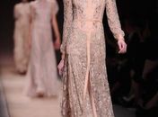 Valentino apresenta coleção feminina e comercial em Paris