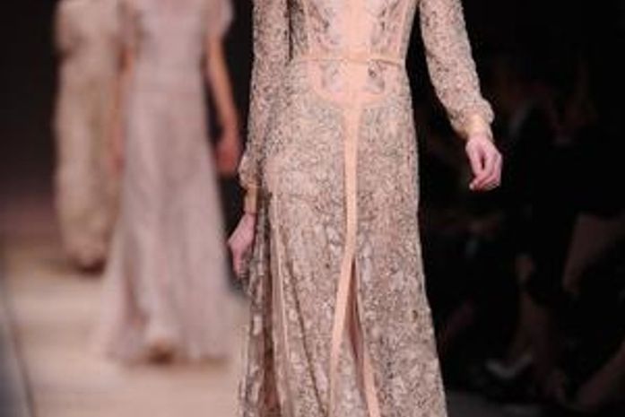 Valentino apresenta coleção feminina e comercial em Paris