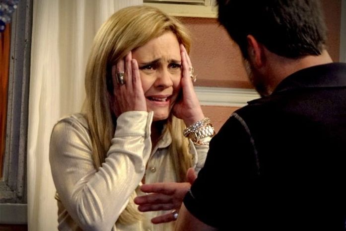 Bomba! Tufão descobre que Carminha era prostituta