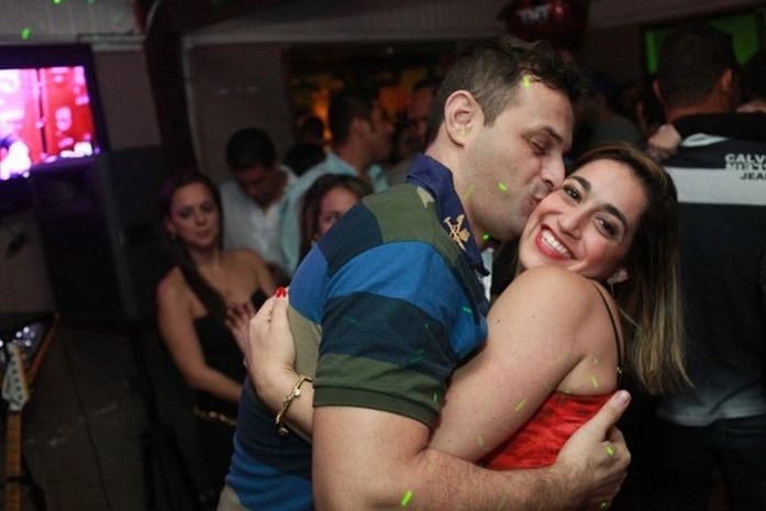 Daniele Hypólito ganha beijão do cantor sertanejo Cláudio