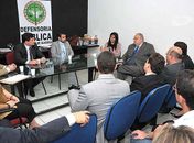 Rachel Cabus fala durante reunião com advogados na Defensoria Pública