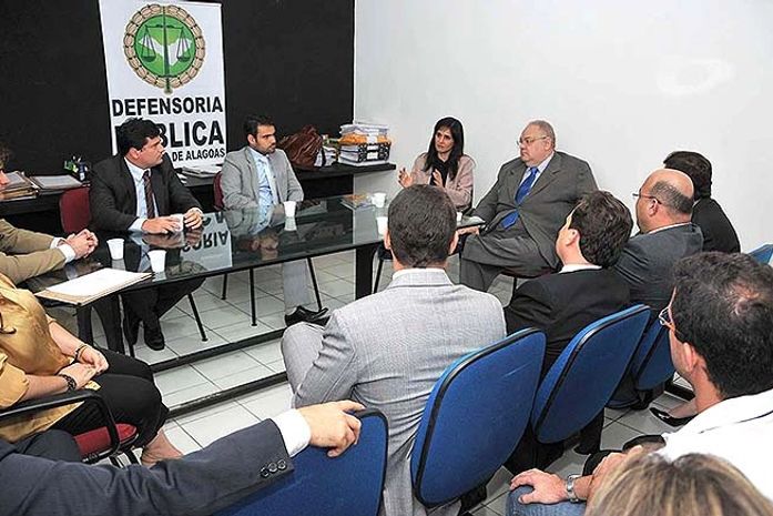 Rachel Cabus fala durante reunião com advogados na Defensoria Pública