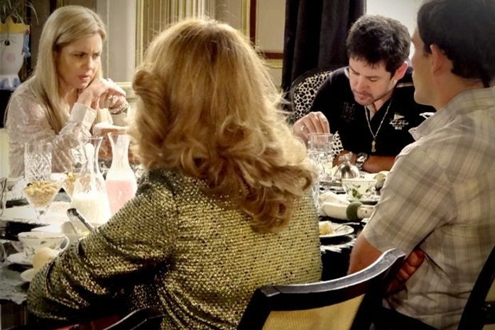 Carminha se humilha e conta para família que era prostituta