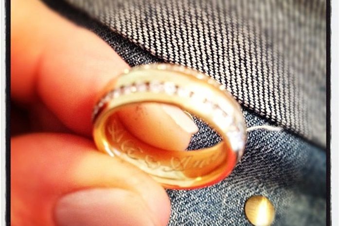 Ana Hickmann ganha aliança nova do marido e comemora com foto no twitter