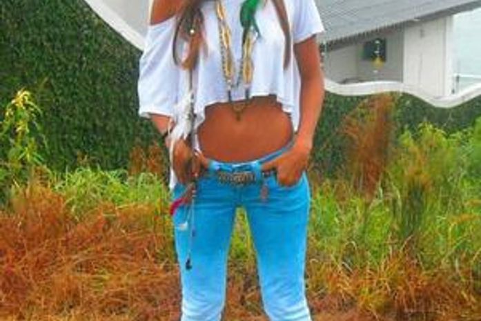 Jovem que leiloa virgindade diz que mãe não atrapalhará projeto