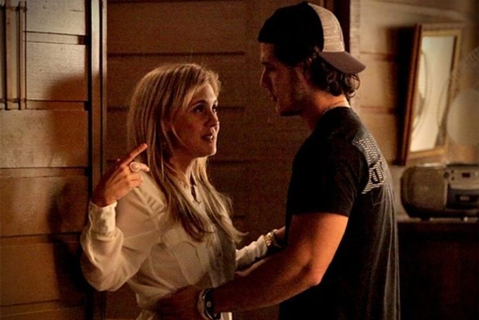 Carminha convence Lúcio a afundar o barco de Max com ele dentro