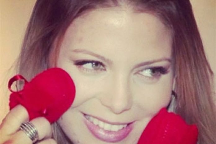 Sheila Mello ganha presentes para a filha e agradece carinho