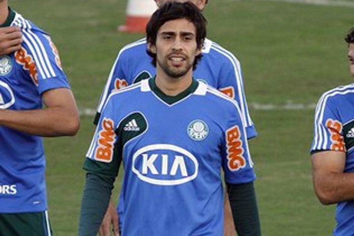 Valdivia diz levar injeções em músculo da coxa direita para jogar