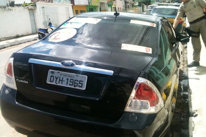 Momento em que agentes da PRF entregaram o veículo a Delegacia de Palmeira dos Índios