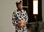 Neymar veste fantasias bizarras em comercial.Confira as fotos