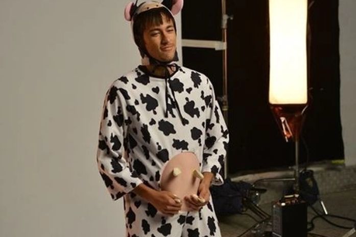Neymar veste fantasias bizarras em comercial.Confira as fotos