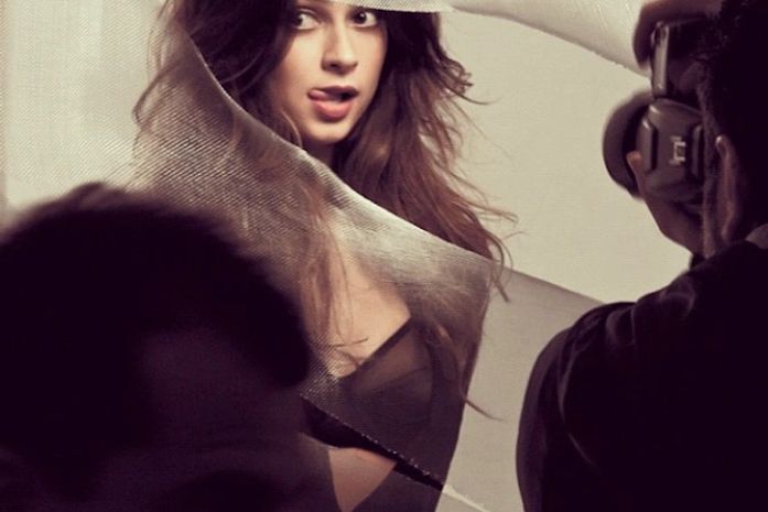 Instagram: haila Ayala bota a língua para fora em ensaio fotográfico