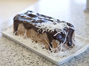 Bolo de Sorvete com Biscoito e calda quente de chocolate