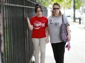 A estudante Brianna com a mãe Cathy Demato: jovem foi impedida de permanecer no colégio por vestir uma blusa escrita ?gosto de vagina?