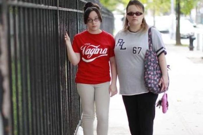 A estudante Brianna com a mãe Cathy Demato: jovem foi impedida de permanecer no colégio por vestir uma blusa escrita ?gosto de vagina?
