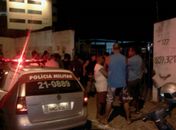Populares se aglomeram no local do crime